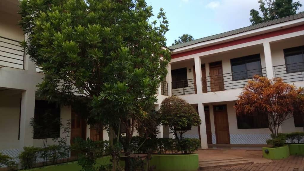 Kanberra Hotel Lira Bagian luar foto