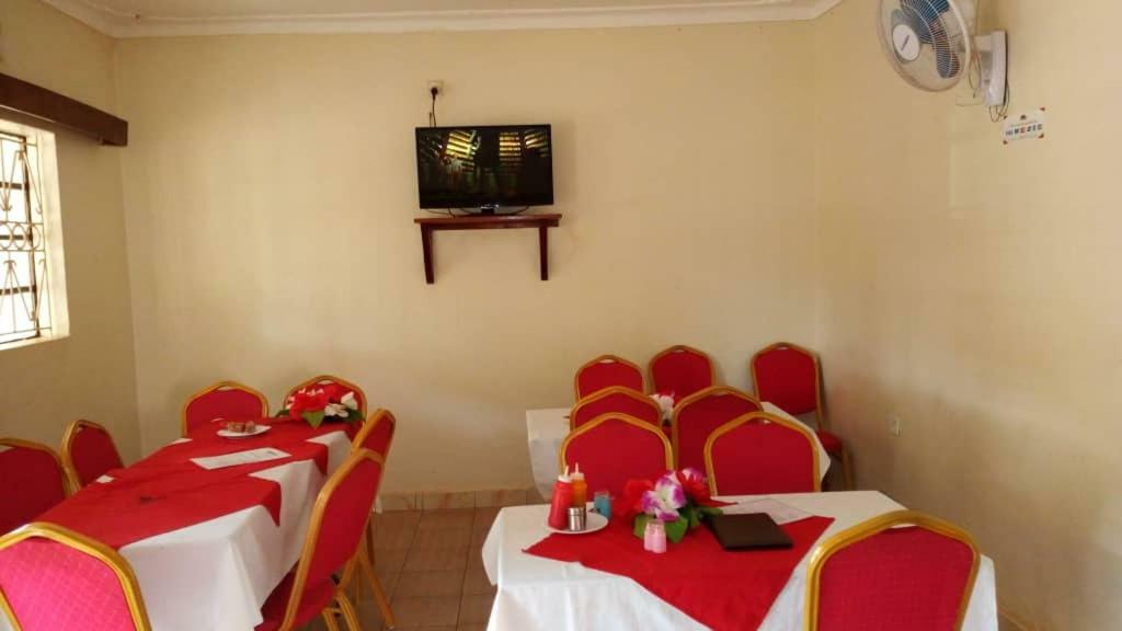 Kanberra Hotel Lira Bagian luar foto